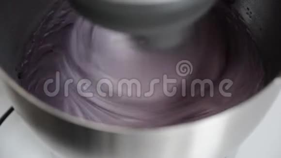 为马卡龙准备面团紫罗兰面团煮马卡龙电动搅拌机混合面团配料视频的预览图