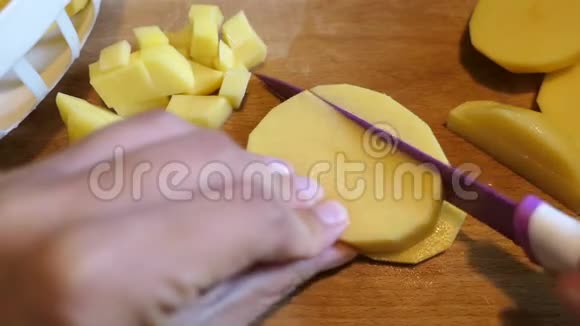 把土豆切成薄片做汤视频的预览图