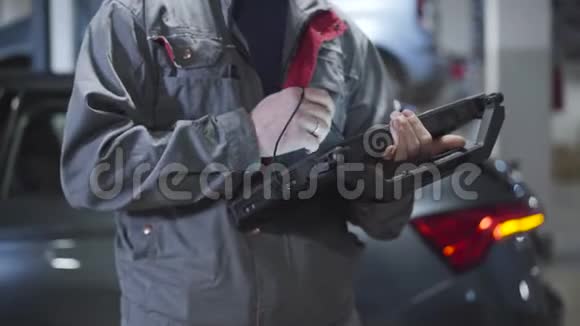 在汽车修理店用电脑特写男性白种人的手专业男性汽车修理师视频的预览图