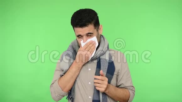 穿着衬衫戴着温暖大围巾的不高兴的年轻人打喷嚏擦鼻涕绿色背景色度键视频的预览图