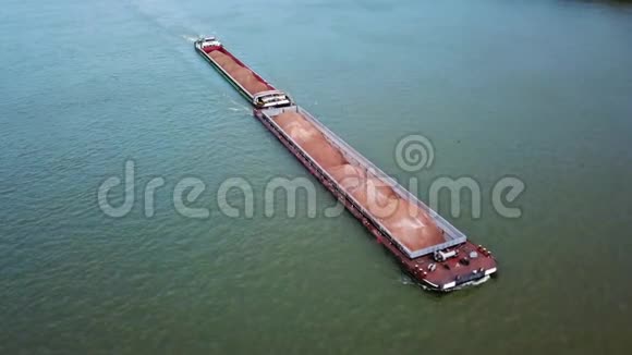 在多瑙河上满载货物运输材料的货船的鸟瞰图视频的预览图