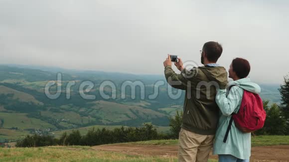 游客在山上拍照视频的预览图