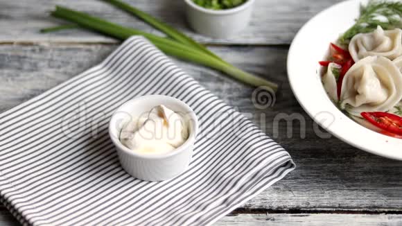 盘子与汤的背景与侧面中间是一个白色的碗我们在里面倒酸奶油在背景中视频的预览图