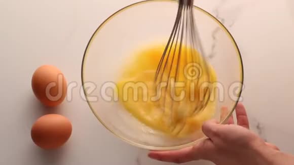 将鸡蛋放在大理石桌上的碗中作为自制食品平躺顶景食品品牌视频平躺和视频的预览图