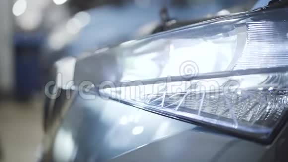 汽车前照灯闪烁的特写黑色车辆站在经销商陈列室或汽车修理店汽车视频的预览图