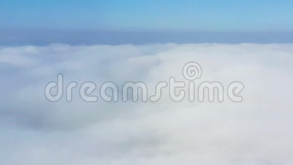 日落时暴风般的紫蓝色云层无人机视野视频的预览图
