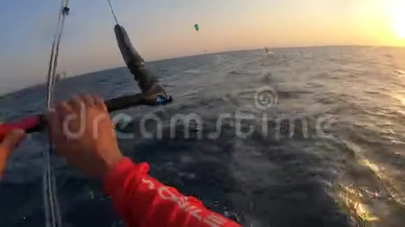 一个带着一组石油钻井平台4k的海上风筝冲浪者的动作镜头视频的预览图