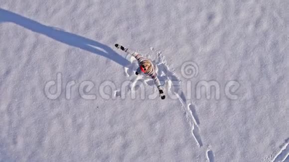 冬季仙境女孩旋转空中4k视频的预览图