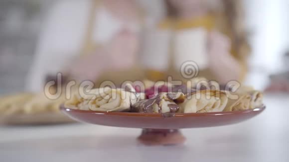 桌上摆满了美味的烤薄饼小女孩和成年叮叮作响视频的预览图
