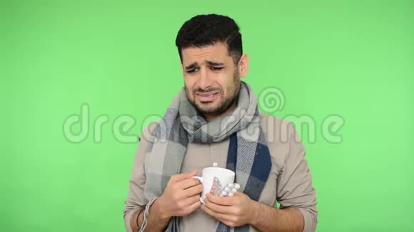 流感治疗沮丧的男人穿着衬衫和温暖的大围巾头痛和喉咙痛绿色背景色度键视频的预览图