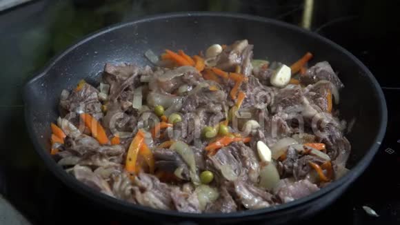 在锅中加入美味的蔬菜炒肉视频的预览图