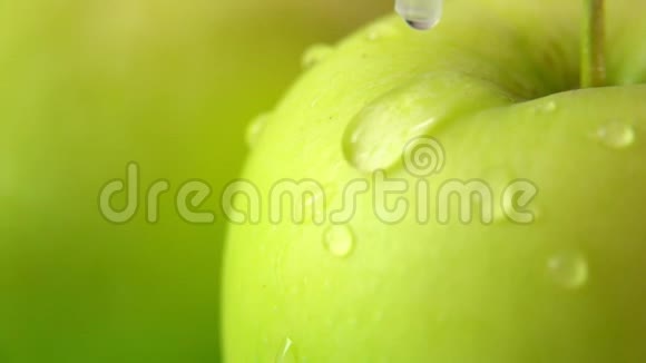 超级接近一个绿色的苹果水滴从表面流下来视频的预览图