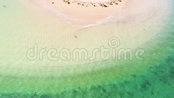 热带沙滩带波浪和绿松石水文案空间为文字鸟瞰视频的预览图