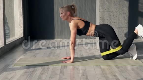 健身妇女使用弹性带运动视频的预览图