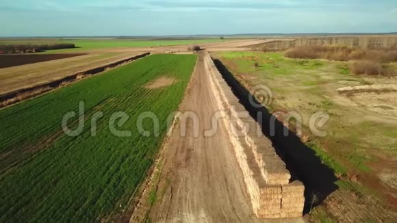 从空中俯瞰农业领域的干草捆秋收视频的预览图