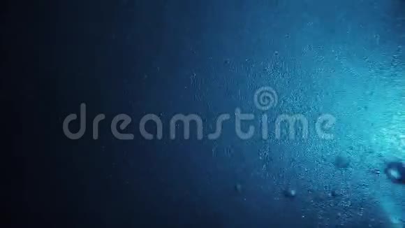 许多气泡在水下缓慢上升到水面视频的预览图
