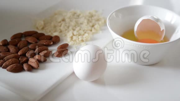 厨师为制作法国马卡龙提供食材白色桌子上的杏仁面粉和鸡蛋煮马卡龙视频的预览图