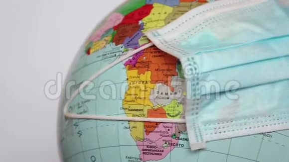 地球仪戴着医疗面罩视频的预览图