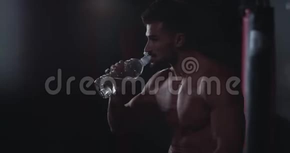 在交叉健身课上身材好的运动员在紧张的锻炼后喝水非常渴他有视频的预览图