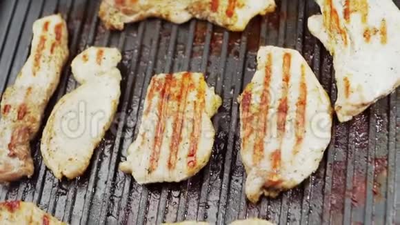 准备好的烤肉是电烤架上的肉牛排猪肉和牛肉慢动作特写镜头顶部视图视频的预览图