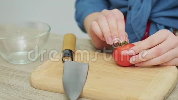 女性切片番茄减肥沙拉视频的预览图
