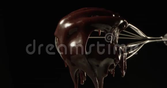 红色背景下的液体热巧克力融化和浸泡视频的预览图