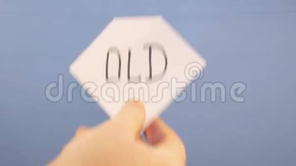 一个男人把一张白纸挂在蓝色背景上上面有黑色铭文视频的预览图