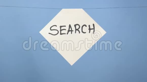 燃烧和吸烟白纸上有黑色铭文在蓝色背景上搜索视频的预览图