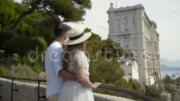 年轻夫妇站在观察甲板上看着欧洲城市行动欧洲漂亮的一对视频的预览图