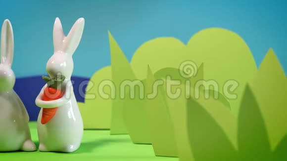 美丽的绿色春天背景与复活节兔子视频的预览图