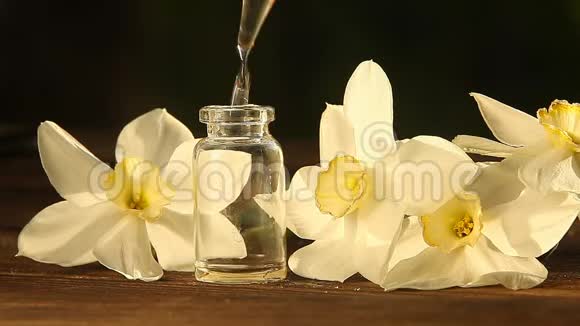 在漂亮的玻璃罐里白色的花朵的精华视频的预览图