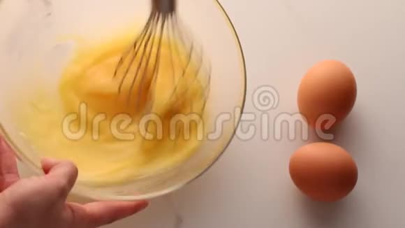 将鸡蛋放在大理石桌上的碗中作为自制食品平躺顶景食品品牌视频平躺和视频的预览图