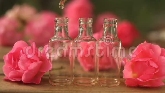 玫瑰的精华放在桌子上装在漂亮的玻璃瓶里视频的预览图