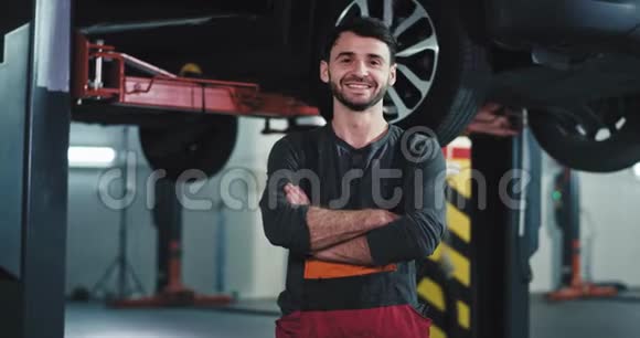 镜头前的画像微笑着一个现代汽车服务中心的大型机械师他径直走向镜头视频的预览图