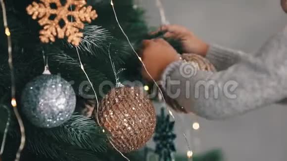 把可爱的动作男孩挂在圣诞树上视频的预览图