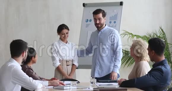 对女员工的感激之情让办公室老板升职握手视频的预览图