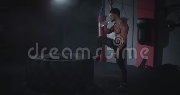 口渴的运动男子在一个交叉健身班充满甜蜜的身体饮用水从一个塑料瓶他把他的腿视频的预览图