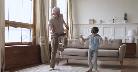 幸福的两代人活跃的家庭舞蹈客厅视频的预览图