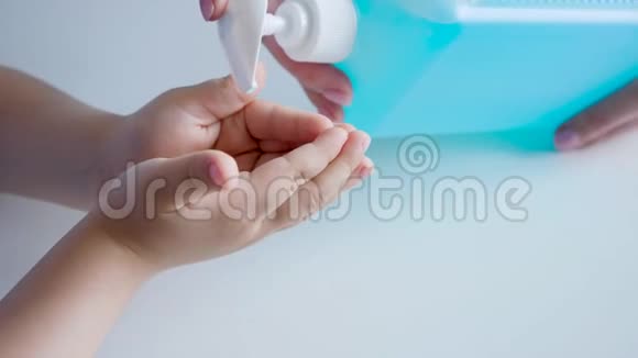 流行病期间妈妈把液体肥皂倒在孩子的手掌上视频的预览图