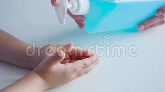 流行病期间妈妈把液体肥皂倒在孩子的手掌上视频的预览图