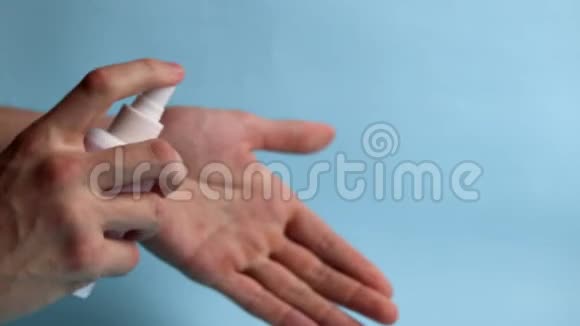 一个人用防腐剂清洁和消毒手预防病毒冠状病毒卫生理念手细视频的预览图