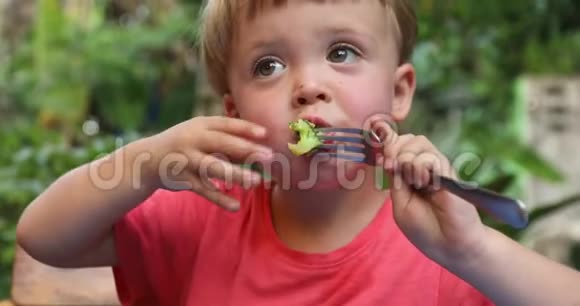 孩子用叉子吃西兰花视频的预览图