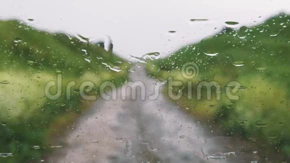 在雨中的山路上视频的预览图