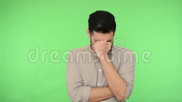 忧心忡忡的年轻人穿着衬衫双手捂着脸痛哭患上抑郁症绿色背景彩色键视频的预览图