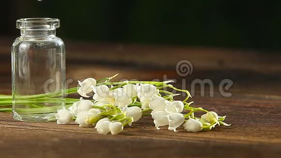 在漂亮的玻璃罐子里桌子上的鲜花的精华视频的预览图