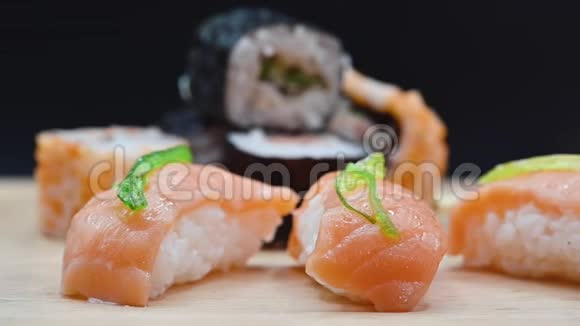 新鲜的寿司在桌上多利射击视频的预览图