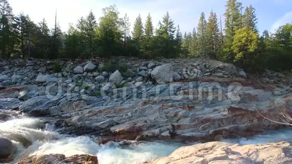 河流流经绿宝石潭附近的岩山花岗闪长岩变质岩视频的预览图