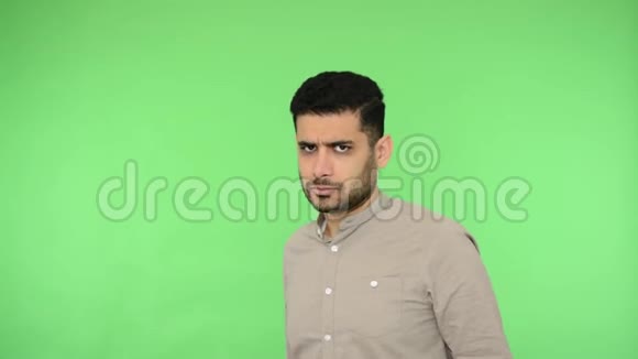 愤怒的黑发男人穿着衬衫举起拳头在镜头前冲着空气绿色背景色度键视频的预览图