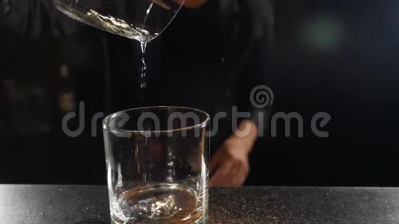 慢动作旋尾视频的酒吧招待洒肉桂燃烧饮料酒保将肉桂粉倒入视频的预览图
