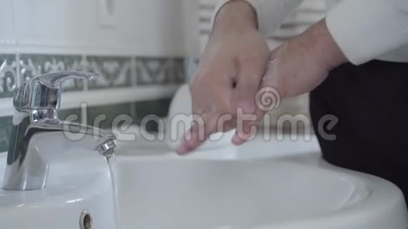 无法辨认的人用肥皂彻底洗手男手在浴室里互相摩擦的特写健康视频的预览图